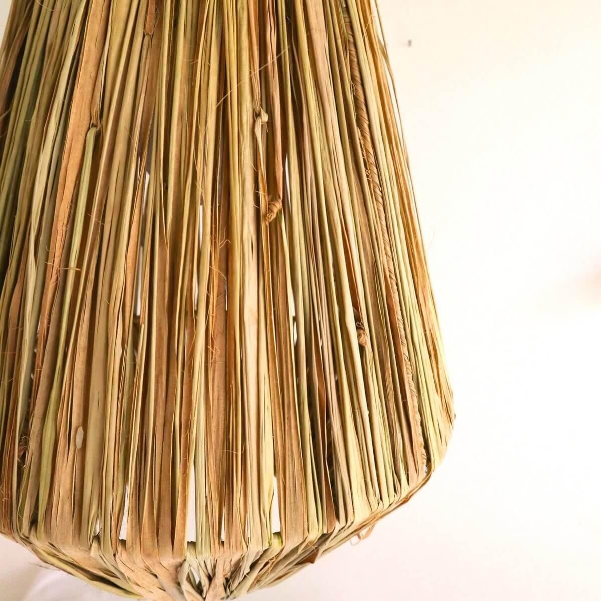 Close-up van raffia hanglamp – duurzaam en handgemaakt design