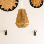 Raffia hanglamp in een bohemian interieur – warme en natuurlijke uitstraling